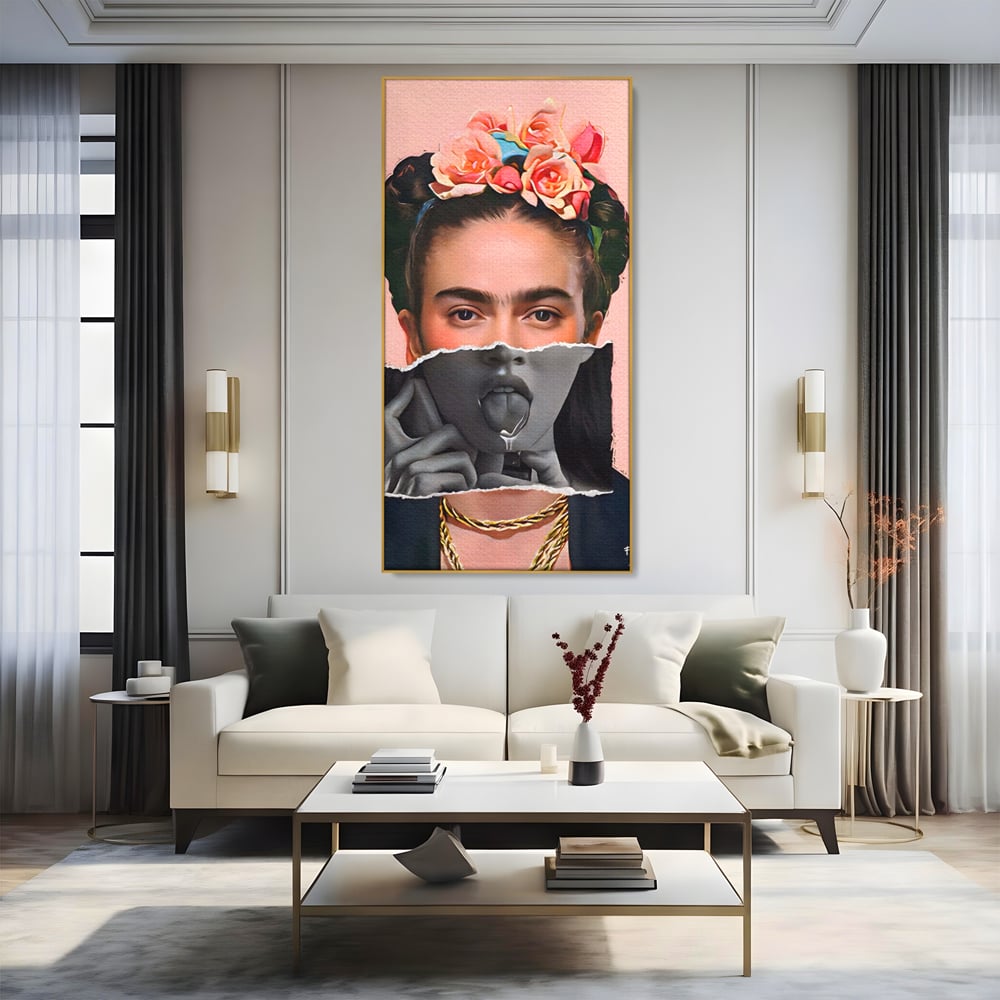 Tablou canvas cu tablou canvas cu portret collage, in rama de aluminiu auriu, pe perete intr-un living